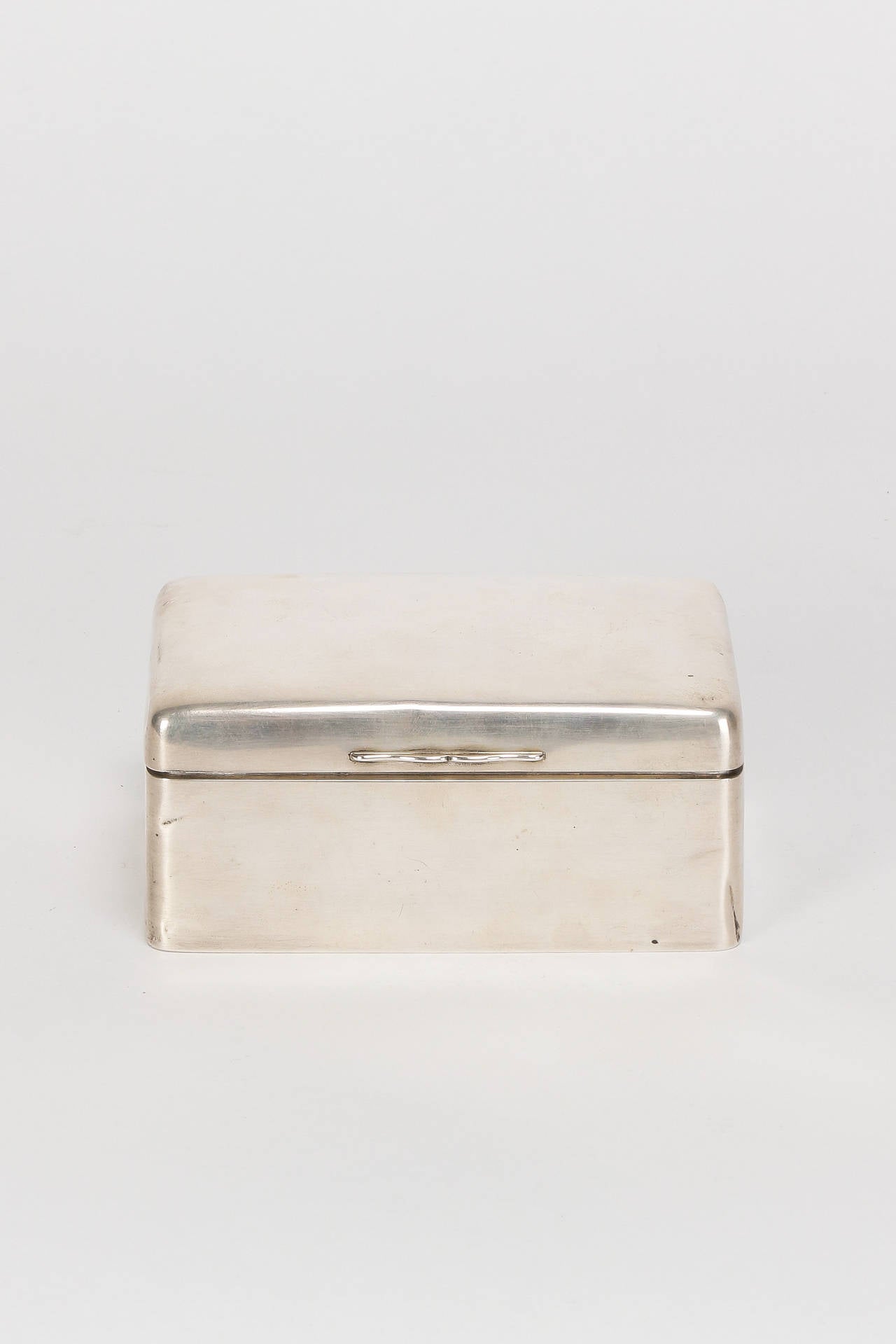 Stunning English solid silver cover box by the silversmiths Arthur & John Zimmerman around 1910, Birmingham England.
The surface of the box is plain apart from the hallmarks and a few dents on the corners due to it's age. The body is lined with