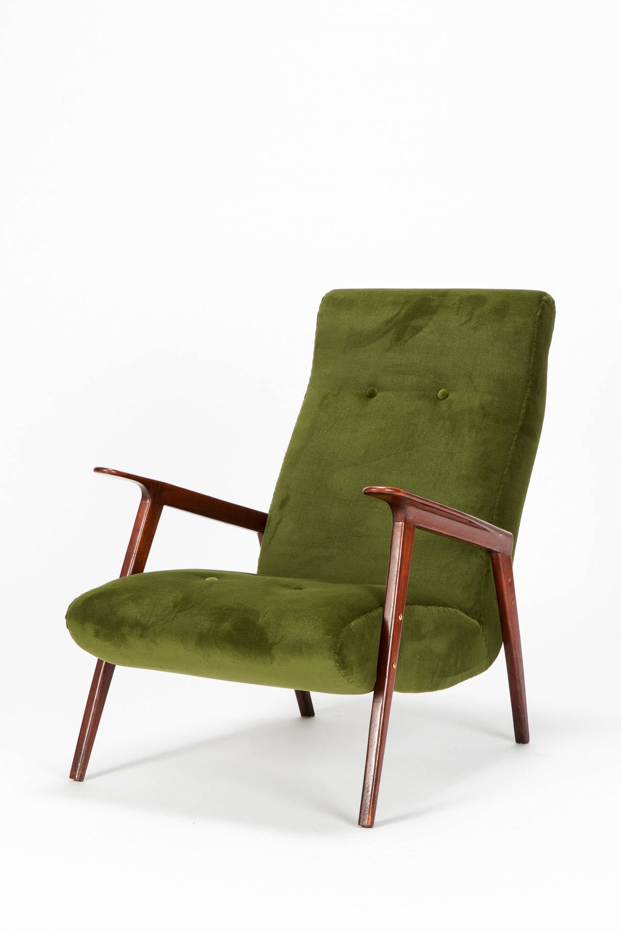 A stunning pair of lounge chairs, Italy in the 1950s. Very elegantly shaped mahogany frame with brass screws, new upholstered and new covered with a fine green velvet fabric.