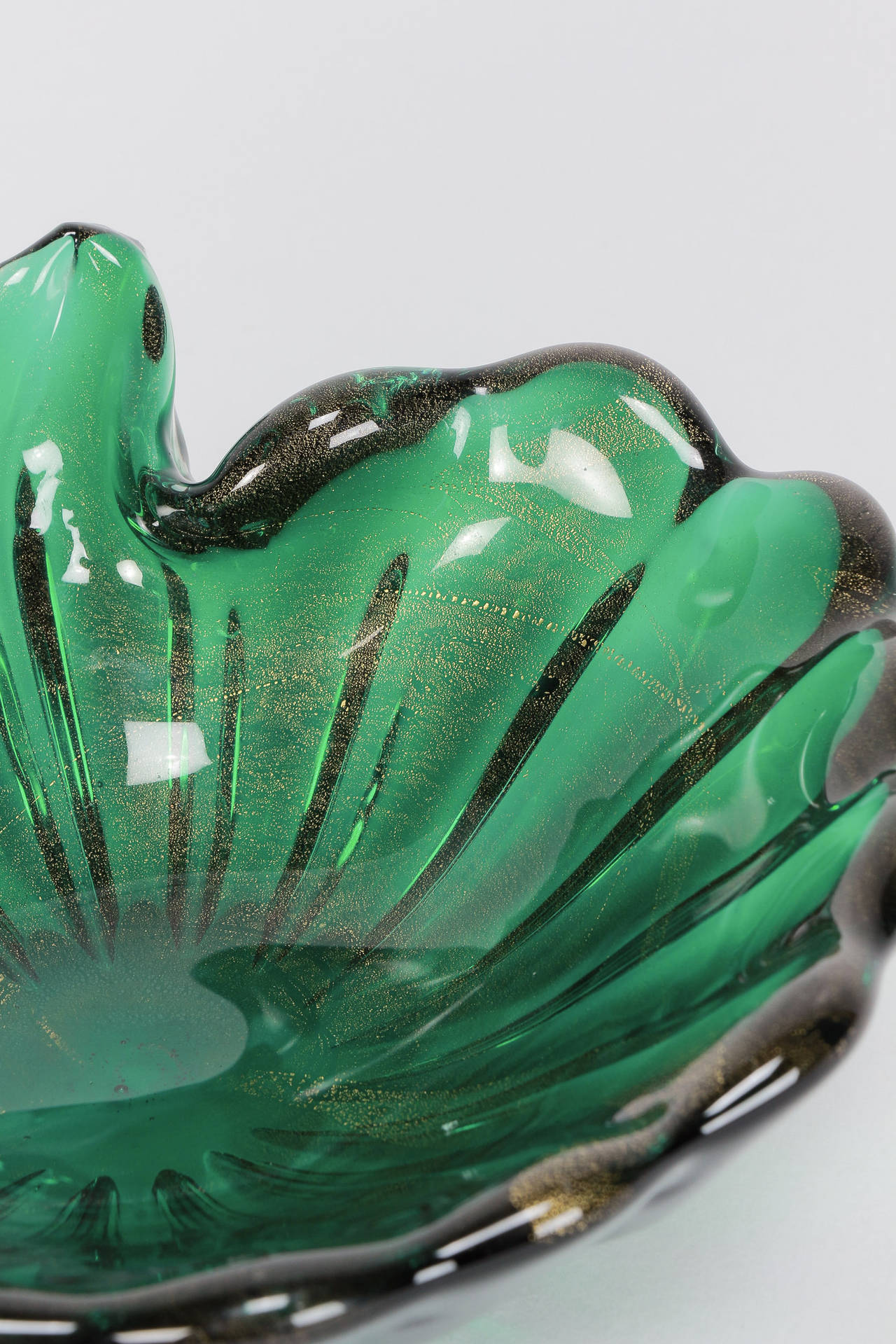 Green Gold Italian Murano Shell Bowl in the style of Barovier & Toso, 1960s In Excellent Condition For Sale In Basel, CH