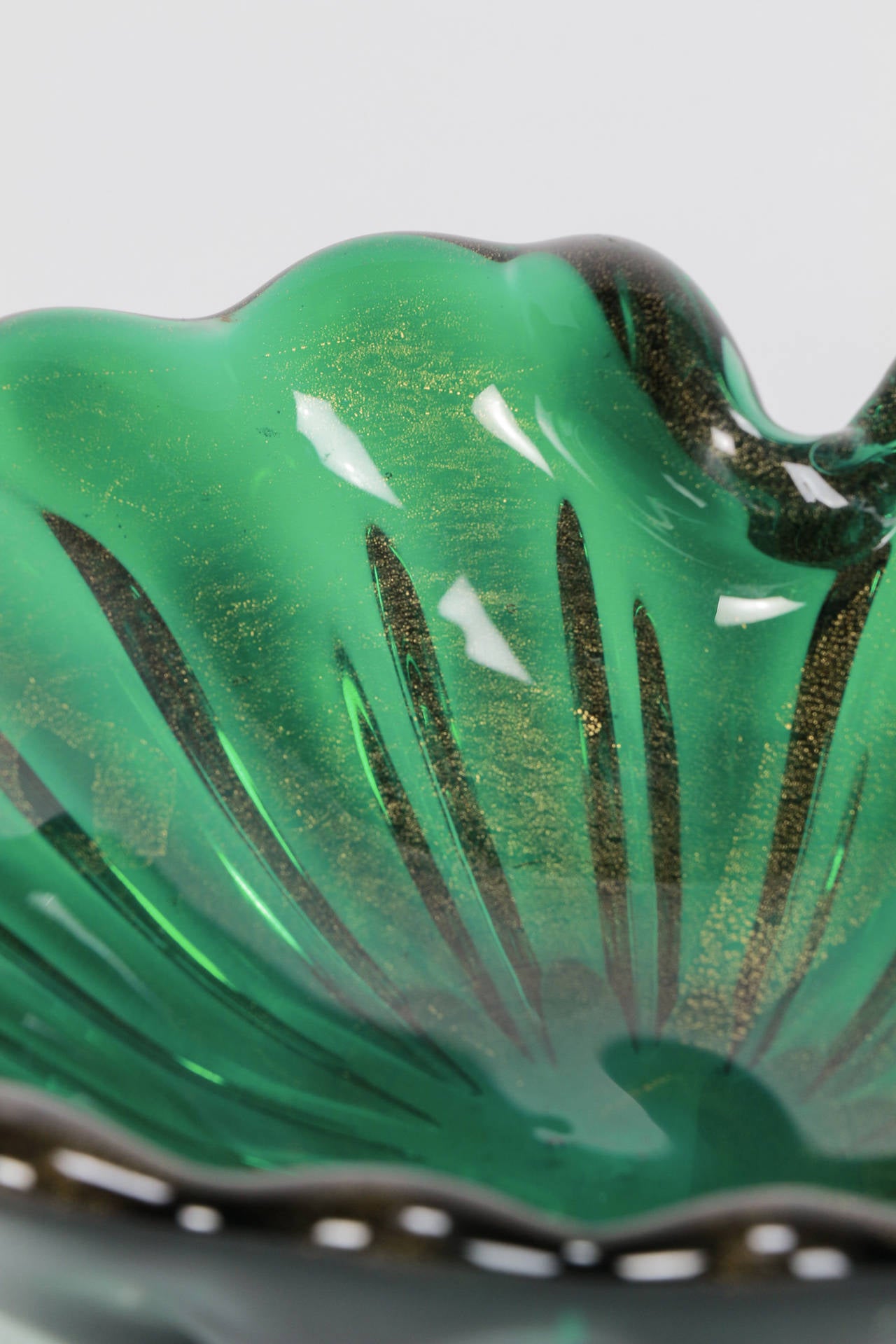 Mid-20th Century Green Gold Italian Murano Shell Bowl in the style of Barovier & Toso, 1960s For Sale