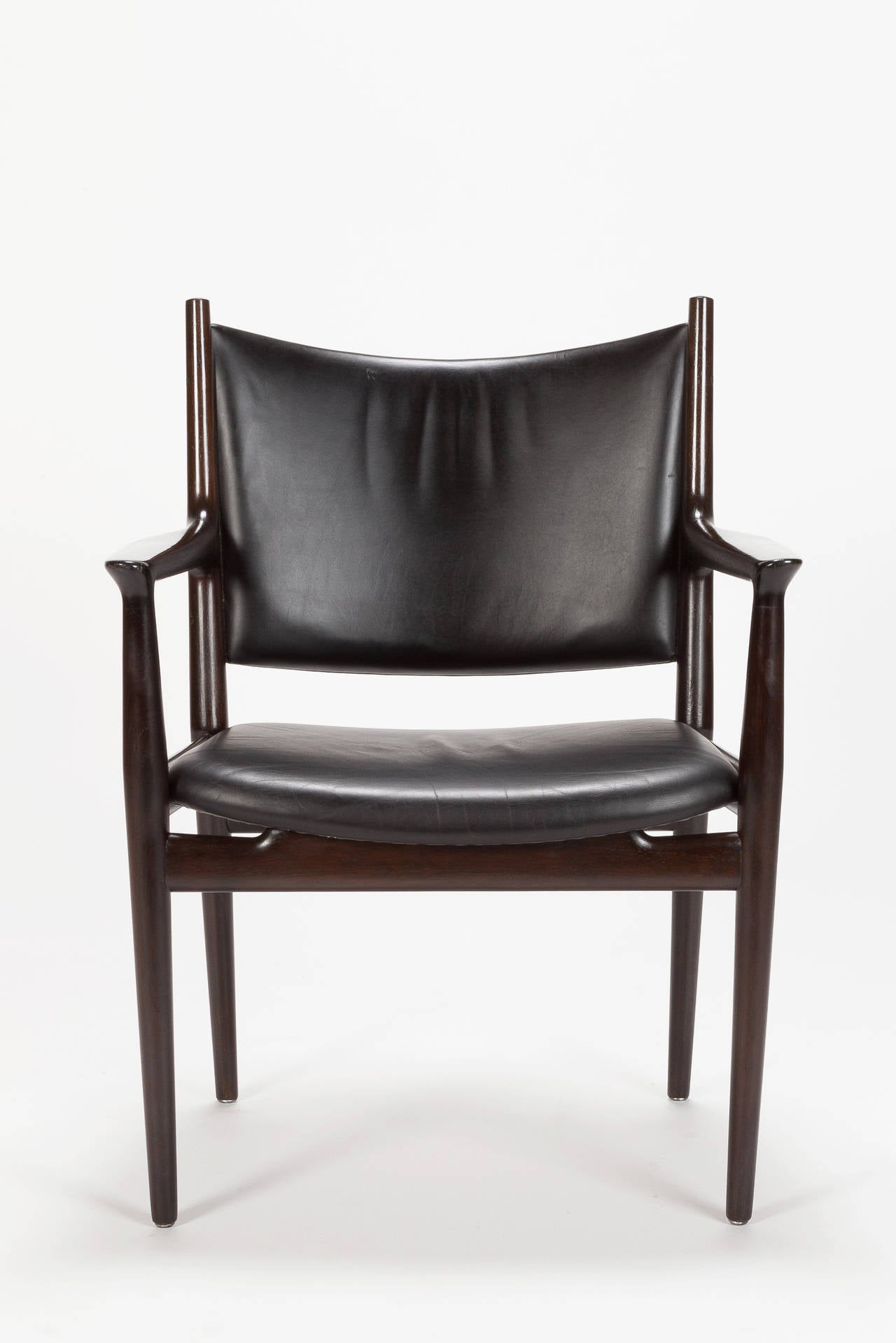 Stunning pair of Hans Wegner conference chairs JH-713 for Johannes Hansen, Denmark in the 1960s. The frame is made of dark Indian rosewood, covered with leather, very nice patina!