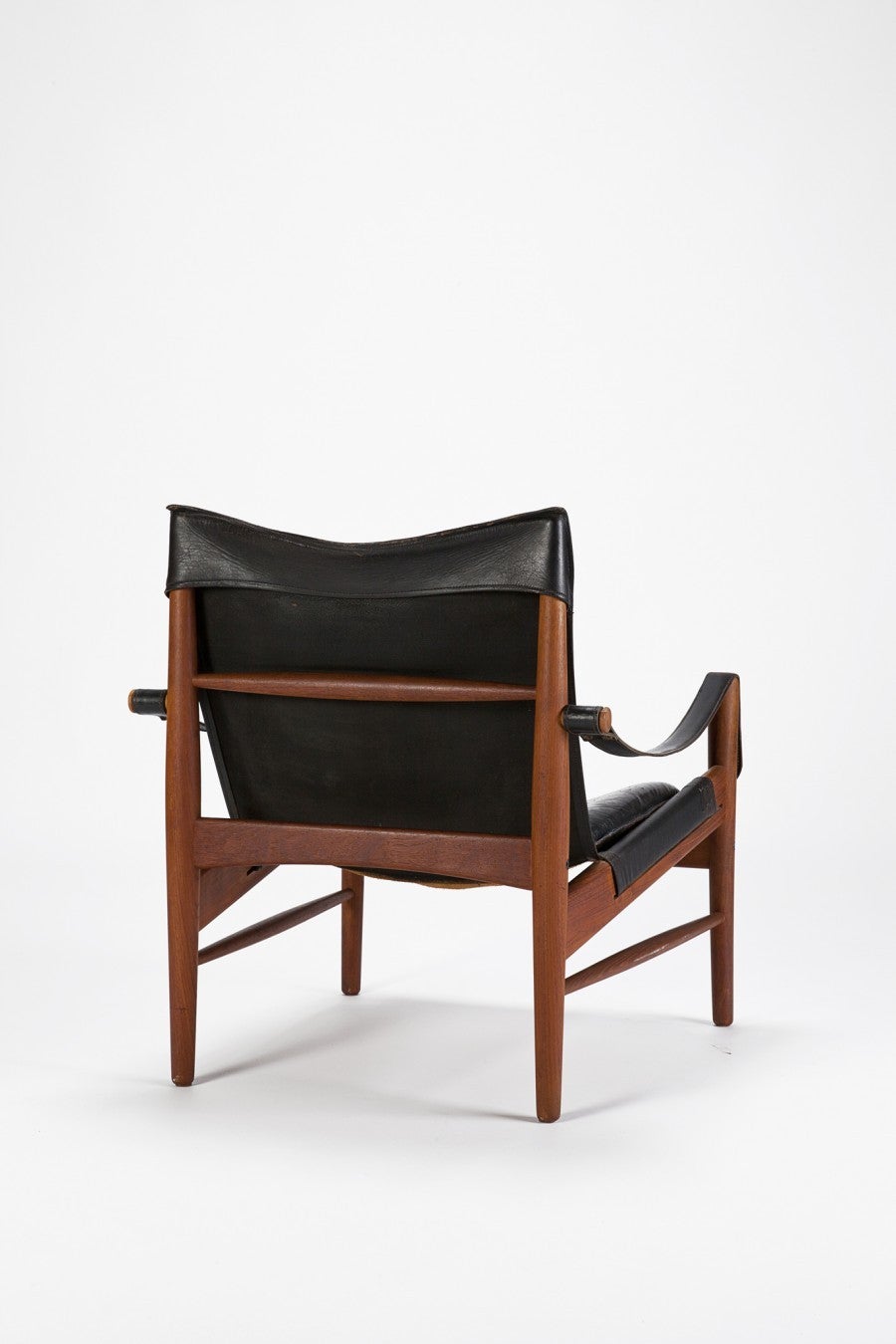 Rare swedish safari chair, model Antilope by Hans Olsen for M Viskadalens Möbler in Sweden 1960's. Solid teak frame and leather upholstery, loose seat cushion, beautiful crafted details! Marked to underside with 