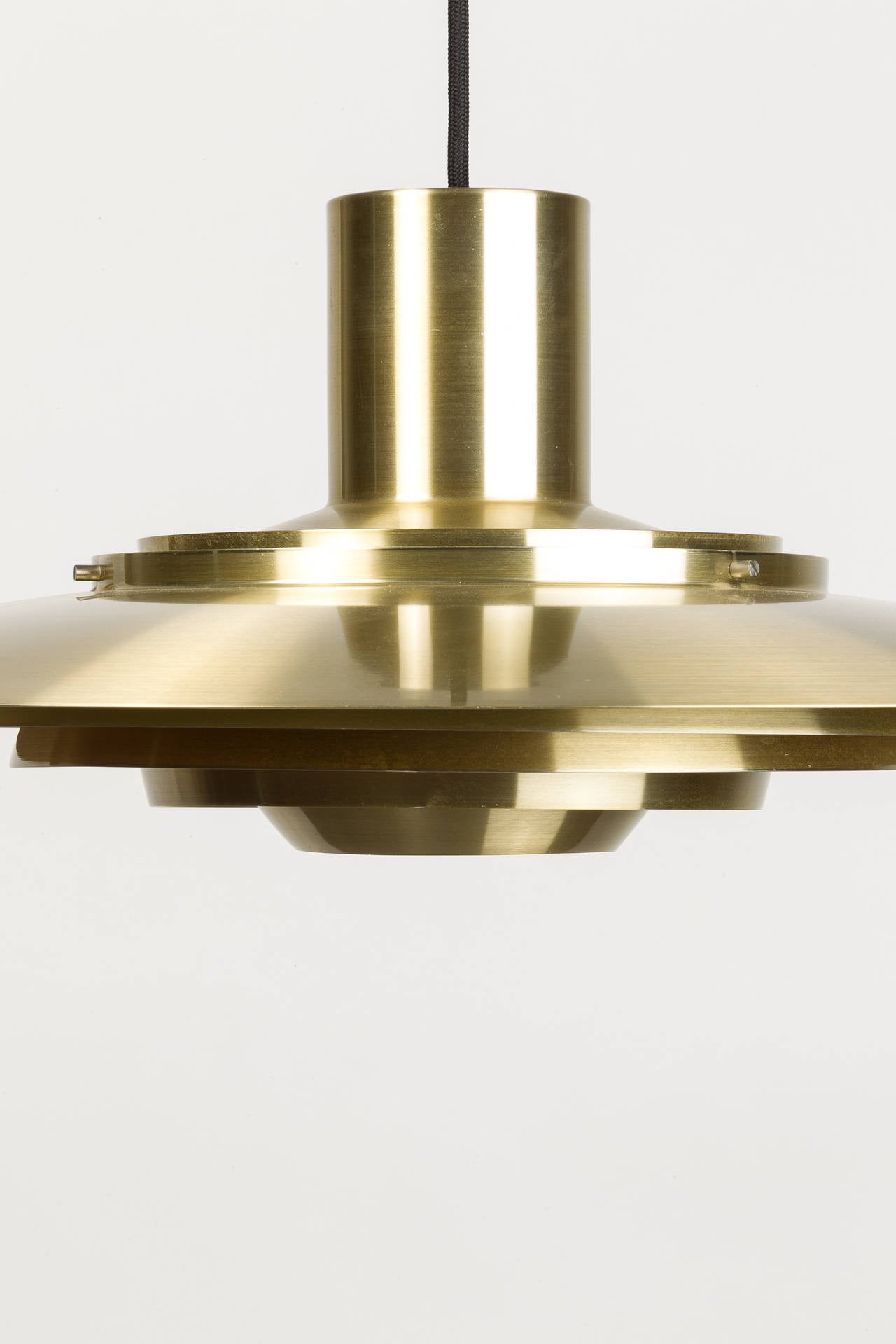 Medium-sized Fabricius & Kastholm pendant, brass plated. Model P 376, designed in 1964, manufactured by Nordisk Solar in Denmark. Spends a very warm light because the inside of the discs is also golden toned.