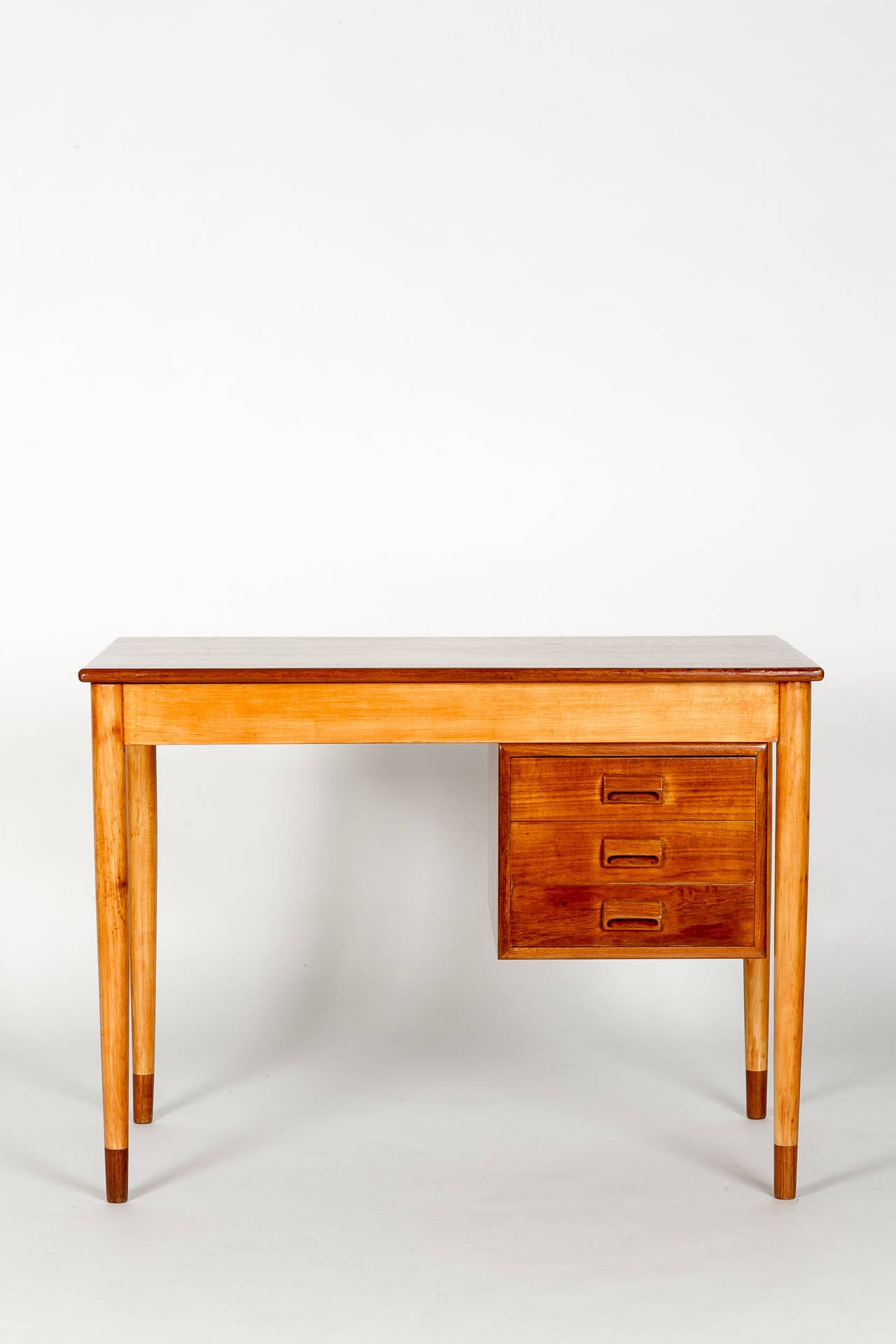 Incredibly rare Borge Mogensen desk, model 131 for Soborg Mobelfabrik in Denmark! This stunning version is made of teak and beech wood and was designed in 1952 and manufactured in the early 1950s! It's a masterpiece of modern design and shows
