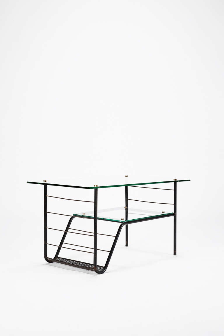 Crystal glass coffee table with an extra glass shelf and a magazine rack, designed by Pierre Guariche, France, 1950.