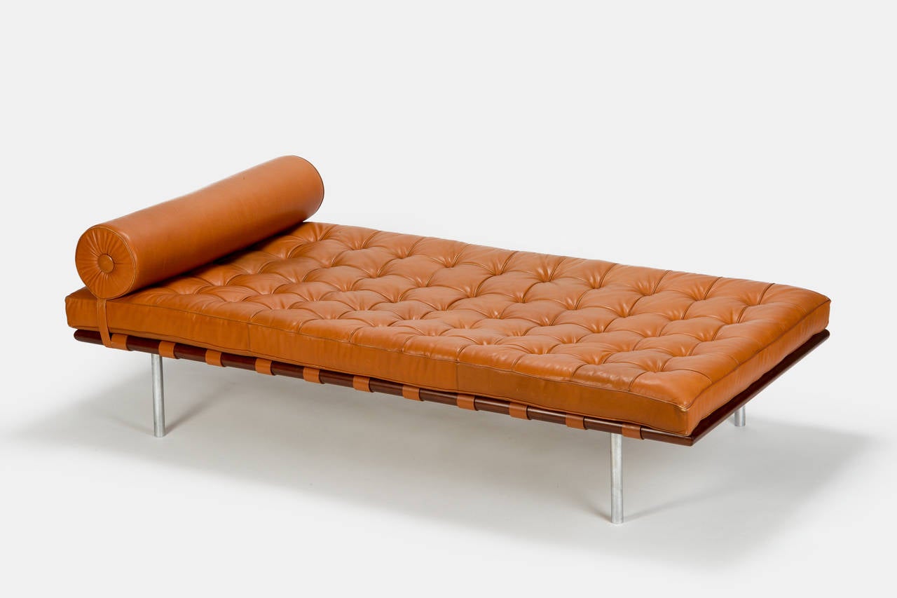 Il letto da giorno Barcelona è stato progettato nel 1930 da Ludwig Mies van der Rohe e ha acquisito una grande popolarità negli anni '50 che perdura ancora oggi. Questa versione in marrone chiaro ha una bella patina, la struttura è in mogano