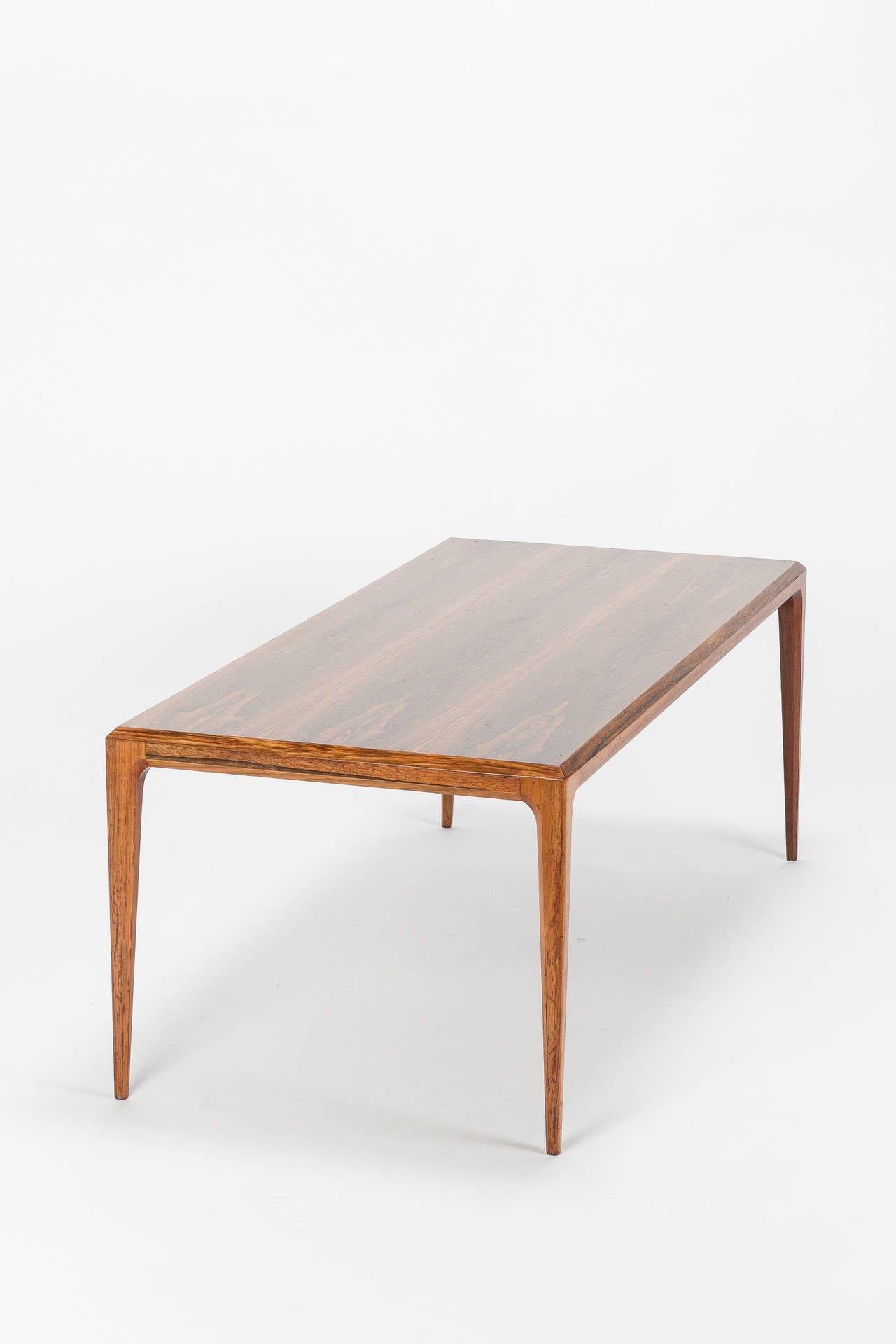 Tavolino danese in palissandro di Johannes Andersen Silkeborg, anni '60 In condizioni buone in vendita a Basel, CH