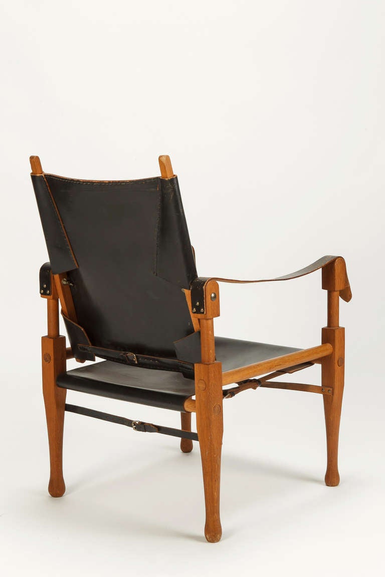 Single safari chair designed by Wilhelm Kienzle for Wohnbedarf Zurich, Switzerland, 1928. Manufactured in the 1950s. Made of dark oak and black leather.