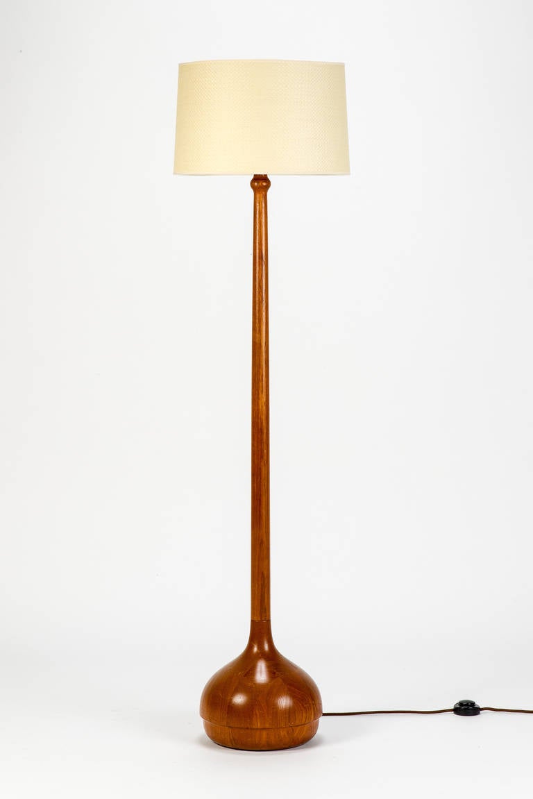Very precious floor lamp in solid teak wood, made in Denmark in the 1960s by ESA. A new lampshade in woven bast. Fabric cable.