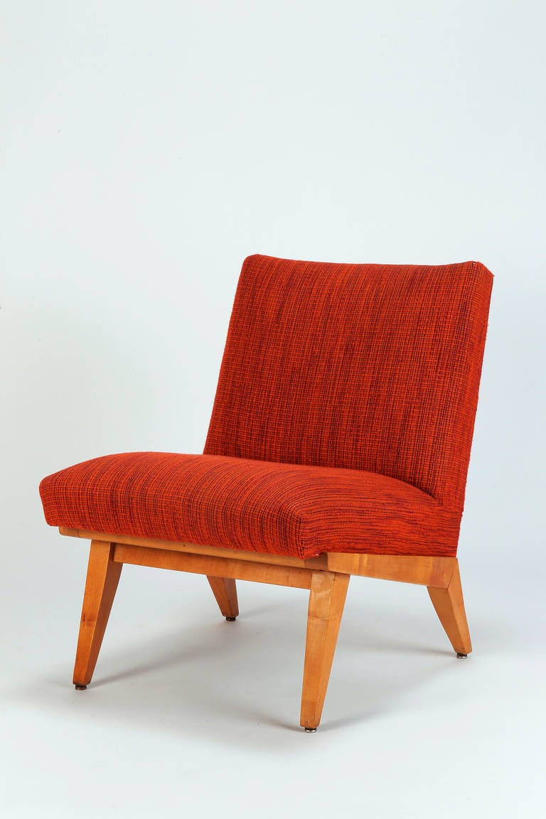 Slipper lounge chair very early design by Jens Risom for Knoll Associates in 1946, manufactured in the late 1940s. Birch wood frame, original fabric cover in rust red woven wool, professionally cleaned. Studded borders on back of chair.
