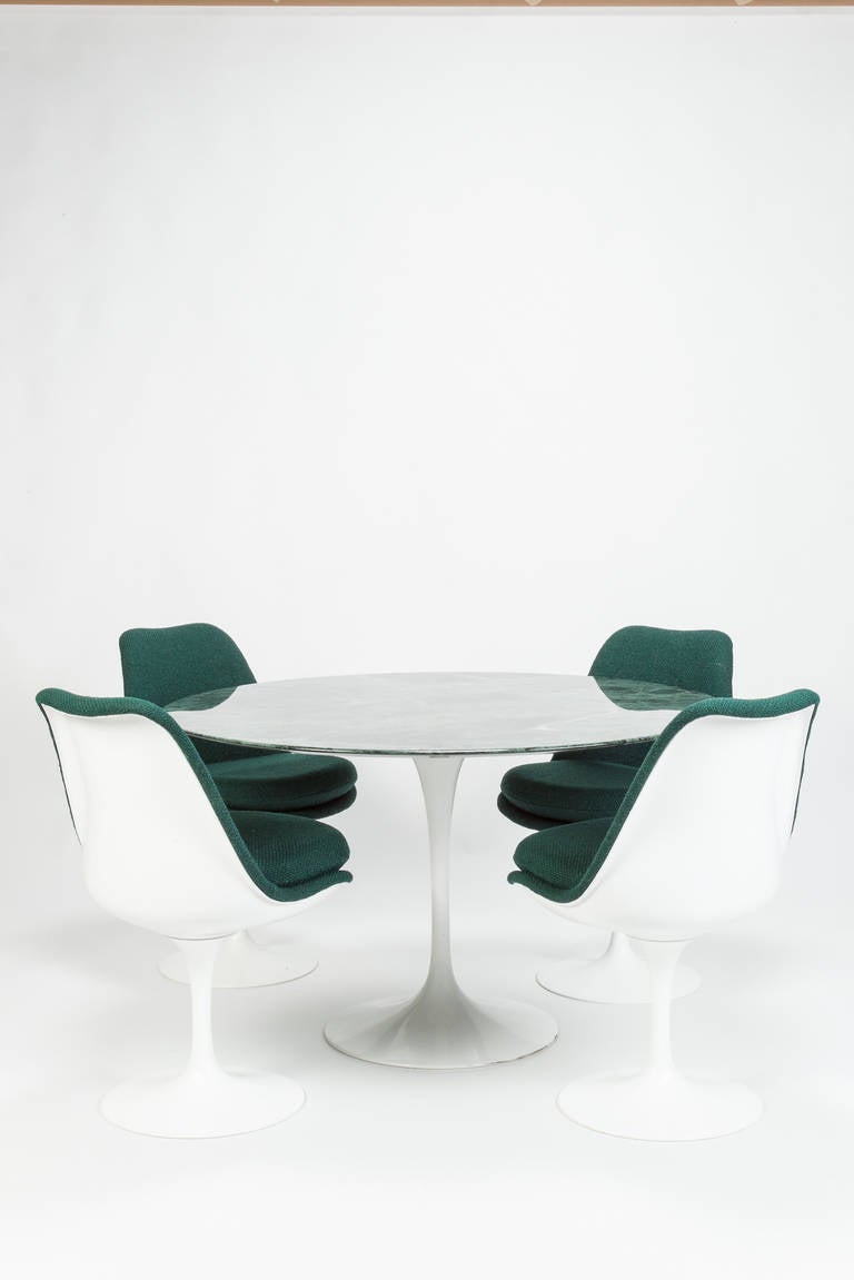 Mid-Century Modern Set of Four Chairs and Green Marble Table by Eero Saarinen for Knoll