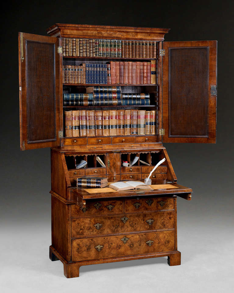 Queen Anne Burr Walnut Bureau Bookcase In Good Condition For Sale In Witney, OXFORDSHIRE