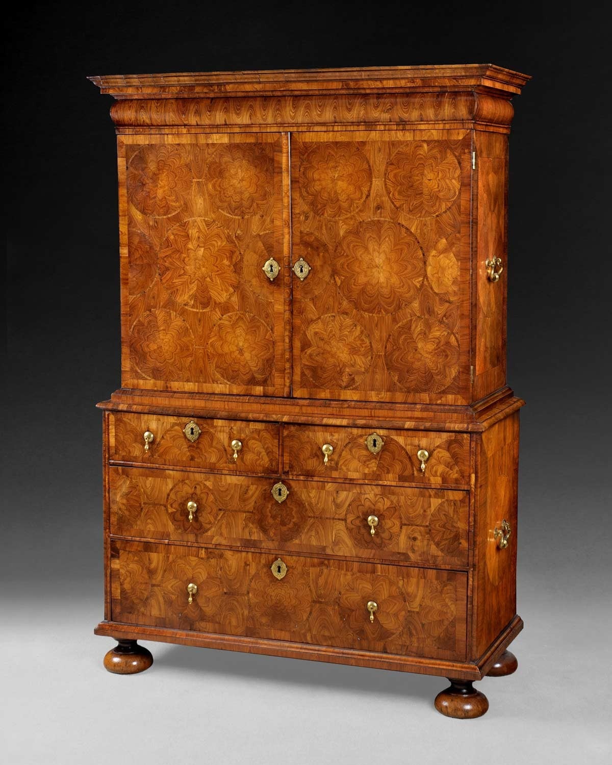 A truly exceptional early William and Mary period Oyster kingwood parquetry inlaid two-door cabinet on chest attributed to Thomas Pistor of London. The top of this piece has a shaped moulding above a flat moulded section and a cavetto moulding