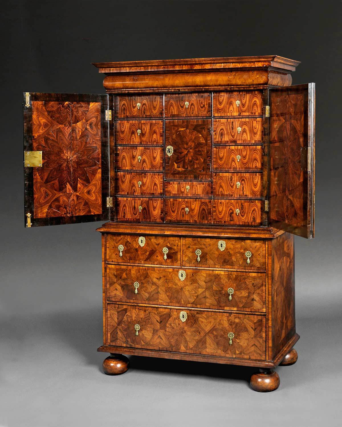 William and Mary Kingwood Cabinet on Chest In Excellent Condition In Witney, OXFORDSHIRE