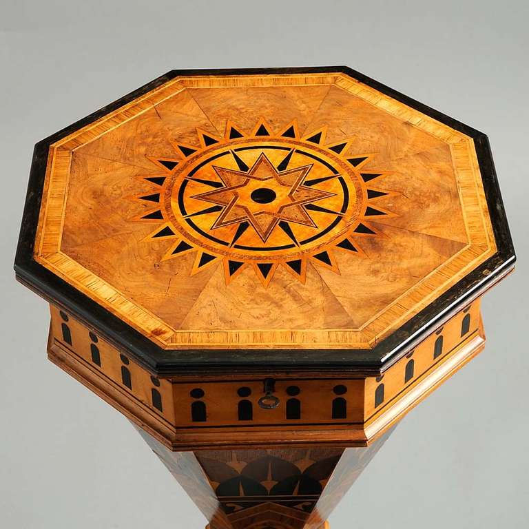 A mid 19th century English work table with geometric inlaid design In Good Condition For Sale In London, GB