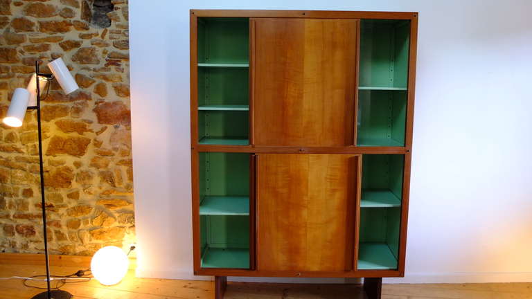 A very interesting Sornay bookshelf, with original green lacquered wood on the inside and wild cherry from 1960. No restauration. Etat of origin. Probably unique piece.