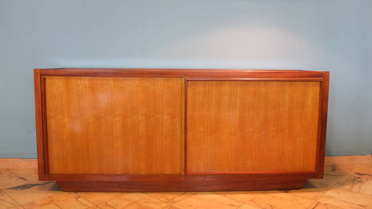 Very nice sideboard with two doors sliding by André Sornay.
Mix of ash tree,mahogany and original lacquered wood in very good condition.
Lacquer and various wood totally of origin;
1962s Sornay invoice.