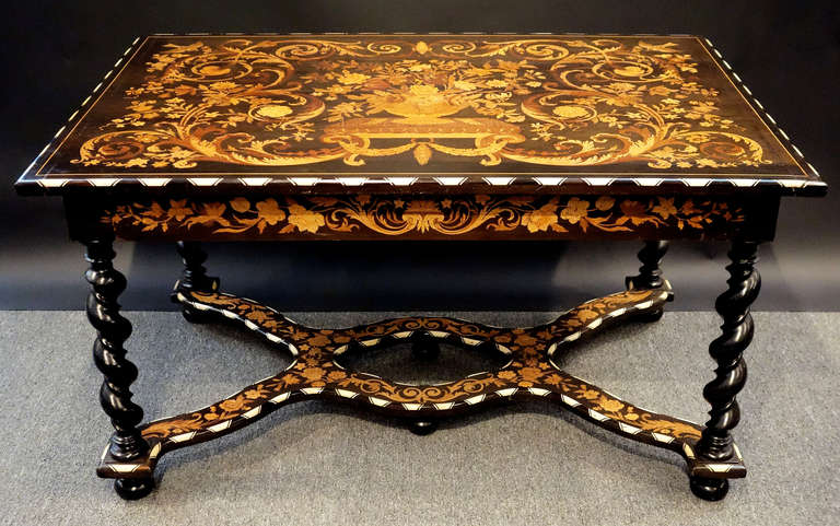 Tavolo da centro francese Luigi XIV con piano intarsiato e bordatura in osso intagliato In condizioni ottime in vendita a Los Angeles , CA