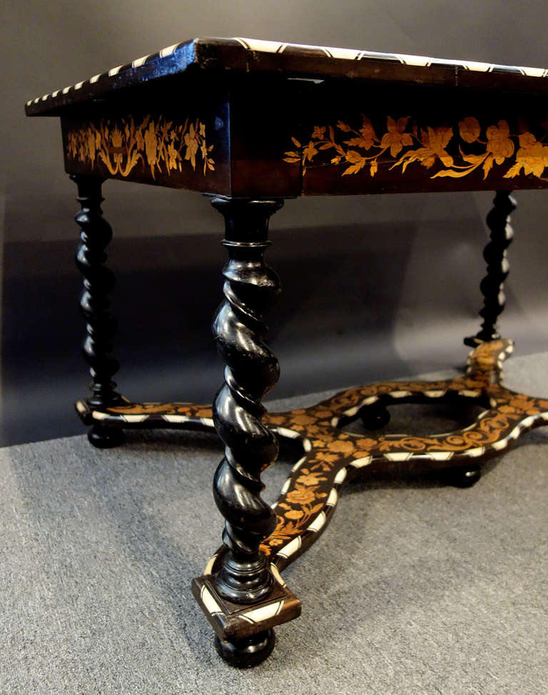 Legno Tavolo da centro francese Luigi XIV con piano intarsiato e bordatura in osso intagliato in vendita