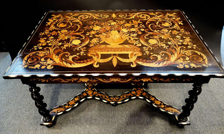 XIX secolo Tavolo da centro francese Luigi XIV con piano intarsiato e bordatura in osso intagliato in vendita