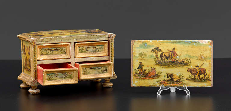 Venice, early 18th c
Arte Povera
Measures: 22 x 14 x 13 cm

A rare and beautiful miniature of chest of drawers from the beginning of the 18th century (Louis XIV Period). It's decorated with elaborate decoupages vignettes on every surface on a