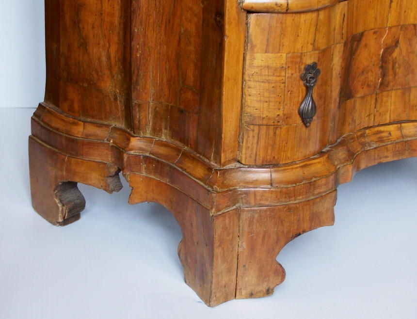 18th Century Style Italian Walnut Comodini For Sale 1