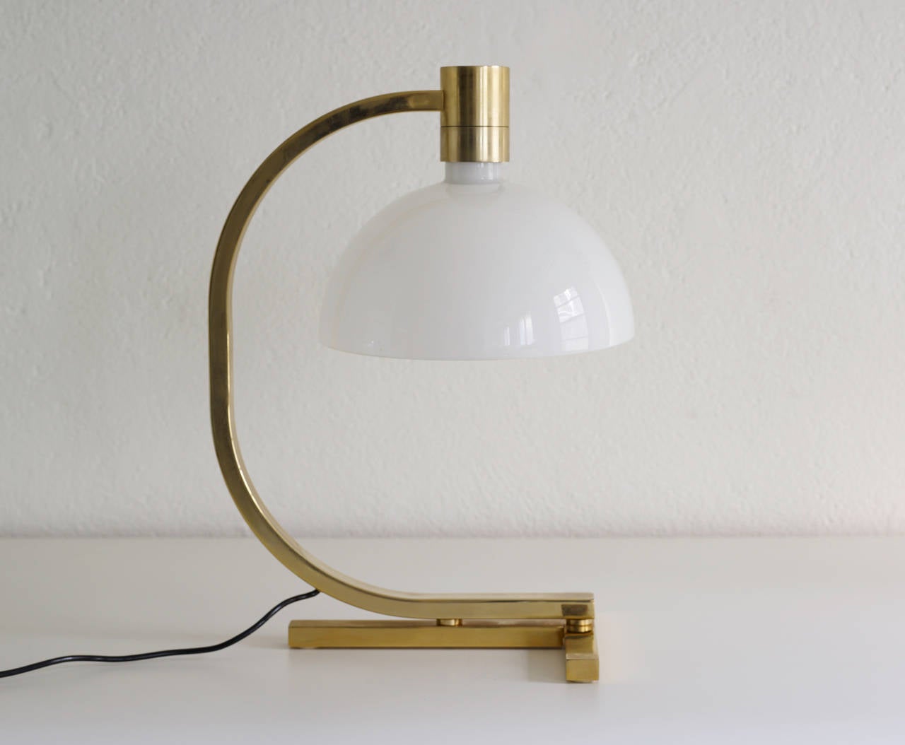 AS1C table or desk lamp designed by italian architects Franco Albini, Franca Helg and Antonio Piva as part of the AM/AS lamps series for the italian company Sirrah in 1969. Rarely seen version in gold plated steel structure and white opaline glass.