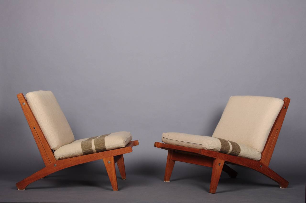 Pair of Hans Wegner Lounge Chairs 1