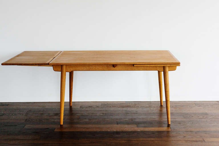 Scandinavian Modern Extendable Dining Table in Oak by Hans J. Wegner For Sale