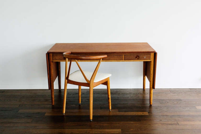 Hans J. Wegner Desk with Drop Leaves, Denmark, 1950s In Good Condition For Sale In Zurich, CH