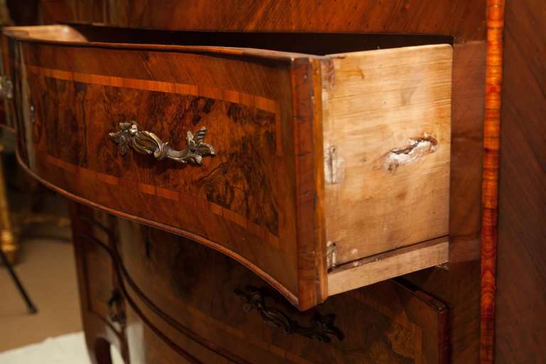 Walnut chest of drawers from Naples with beautiful wood inlays on top and at the sides with beautiful curves, Louis XV 1750