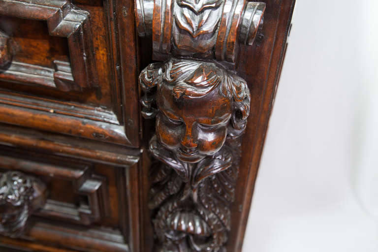 Beautiful carved Italian chest of drawers of the 17th Century
