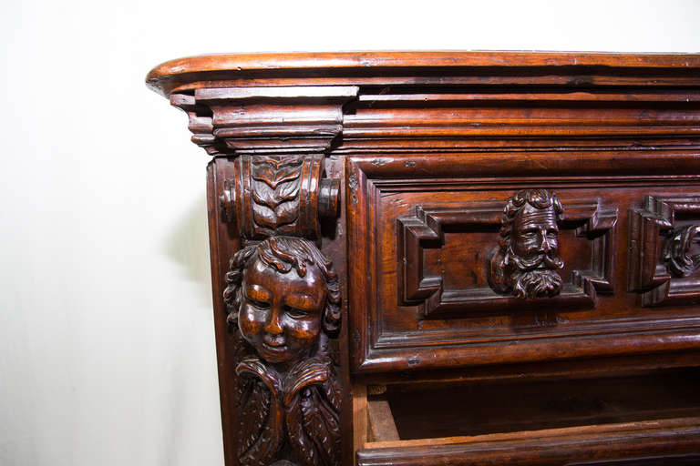 17th Century Italian Chest of Drawers Made of Walnut For Sale 1