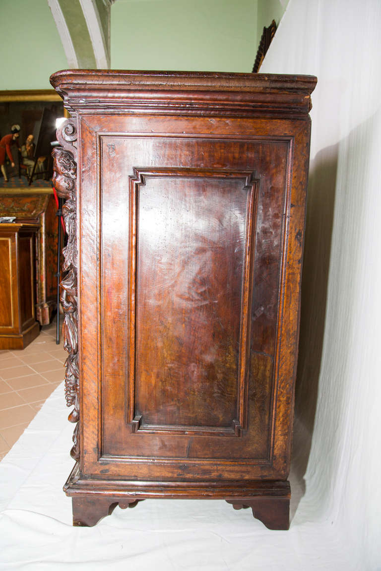 17th Century Italian Chest of Drawers Made of Walnut For Sale 2