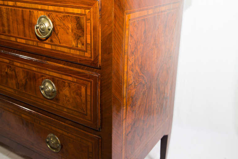 Louis XVI Lombard Chest of Drawers Made of Walnut In Excellent Condition For Sale In Moncalvo, IT