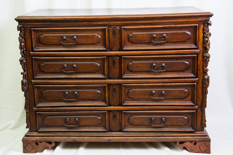 Beautiful four drawer chest of drawers with small drop ribalta made of walnut. Circa 1710