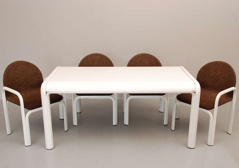 Incredible dining set from Knoll International. The table and the chairs are in impeccable state, with the original woolen upholstery. Table and chairs are made from light aluminum and lacquered. All pieces have the KNOLL sign. The top of the table