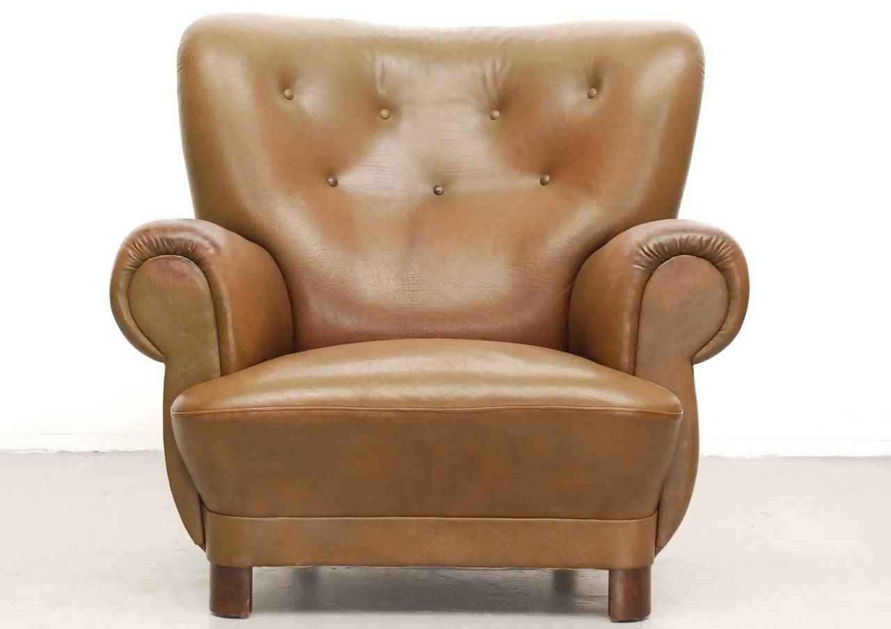 From an unknown designer. This is the club chair you want in front of the fireplace in your office or at home. Reading the paper or drinking a cognac...
A very heavy club chair made from solid wood, combined with top quality foam and leather. With