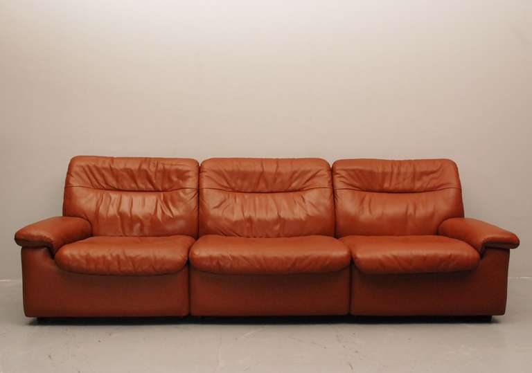 Very nice three-seater from De Sede. This sofa is designed in the eighties but manufactured until this century. This very heavy sofa is made of a solid wooden frame, top quality foam and the finest leather. By removing the middle section, it can
