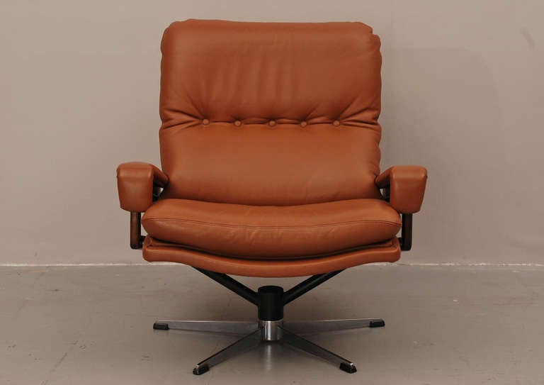Beautiful completely re-upholstered swivel chair from Strässle Switzerland. Design is from André Vandenbeuck from Belgium. This swivel/lounge chair is considered the european counterpart against the lounge chair from Eames.
This one is