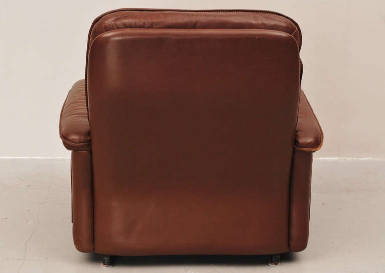 Swiss De Sede DS-48 club chair with magazine holder For Sale