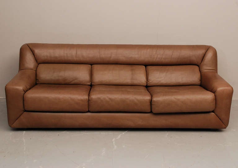 Beautiful 3-seater from the Swiss manufacturer De Sede. The tough leather is in a extraordinary condition. All three seats are extensible for more comfort. De Sede is known for its heavy quality, which goes for this couch as well. We have  a club