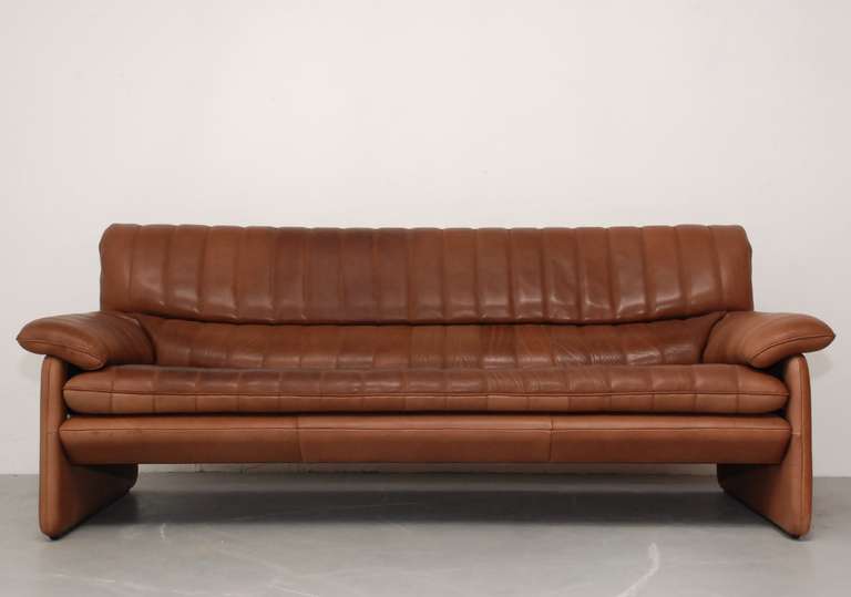 Ein sehr bequemer 3-Sitzer von De Sede Schweiz, mit dickstem Leder mit Analine-Finish. Leicht zu reinigen und trotzdem sehr weich. Der Preis beinhaltet die Lieferung per Seefracht an jeden Ort in den USA.