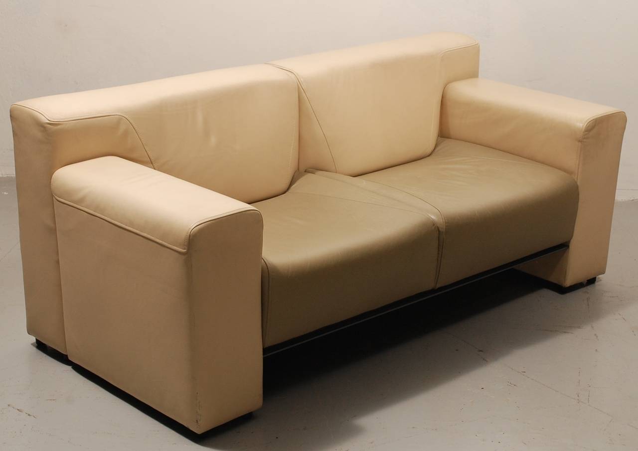 This is a very rare combination of a two-seater, three-seater and two cub chairs in two-tone leather upholstery. In perfect condition. The famous dutch brand Artifort is well known for design and quality. Used in a reception area, it is obvious that