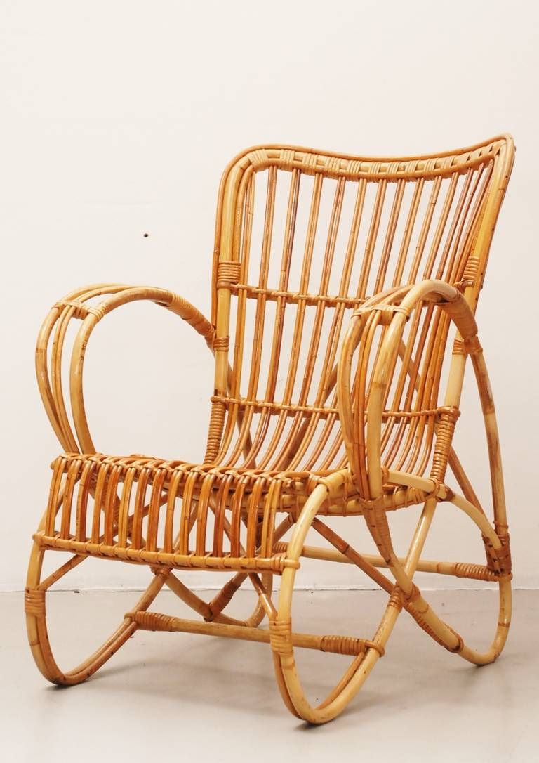 Very original gentlemen's club chair from Rohé (Netherlands). After the occupation of Indonesia, this Dutch company imported several skills, to do with the art of rattan processing. The combination of traditional rattan processing with design