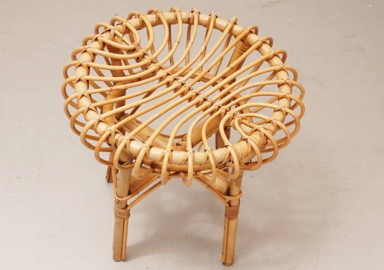 Very original tabouret from Rohé (Netherlands). After the occupation of Indonesia, this Dutch company imported several skills, to do with the art of rattan processing. The combination of traditional rattan processing with design became very