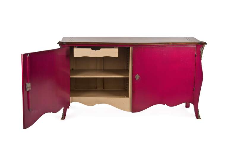 La credenza Grace è in legno di ciliegio con finitura rosa su misura e piano in Wood. Questa splendida credenza è dotata di due ante centrali con accesso a un ripiano centrale regolabile e due cassetti ben proporzionati per riporre gli oggetti, uno