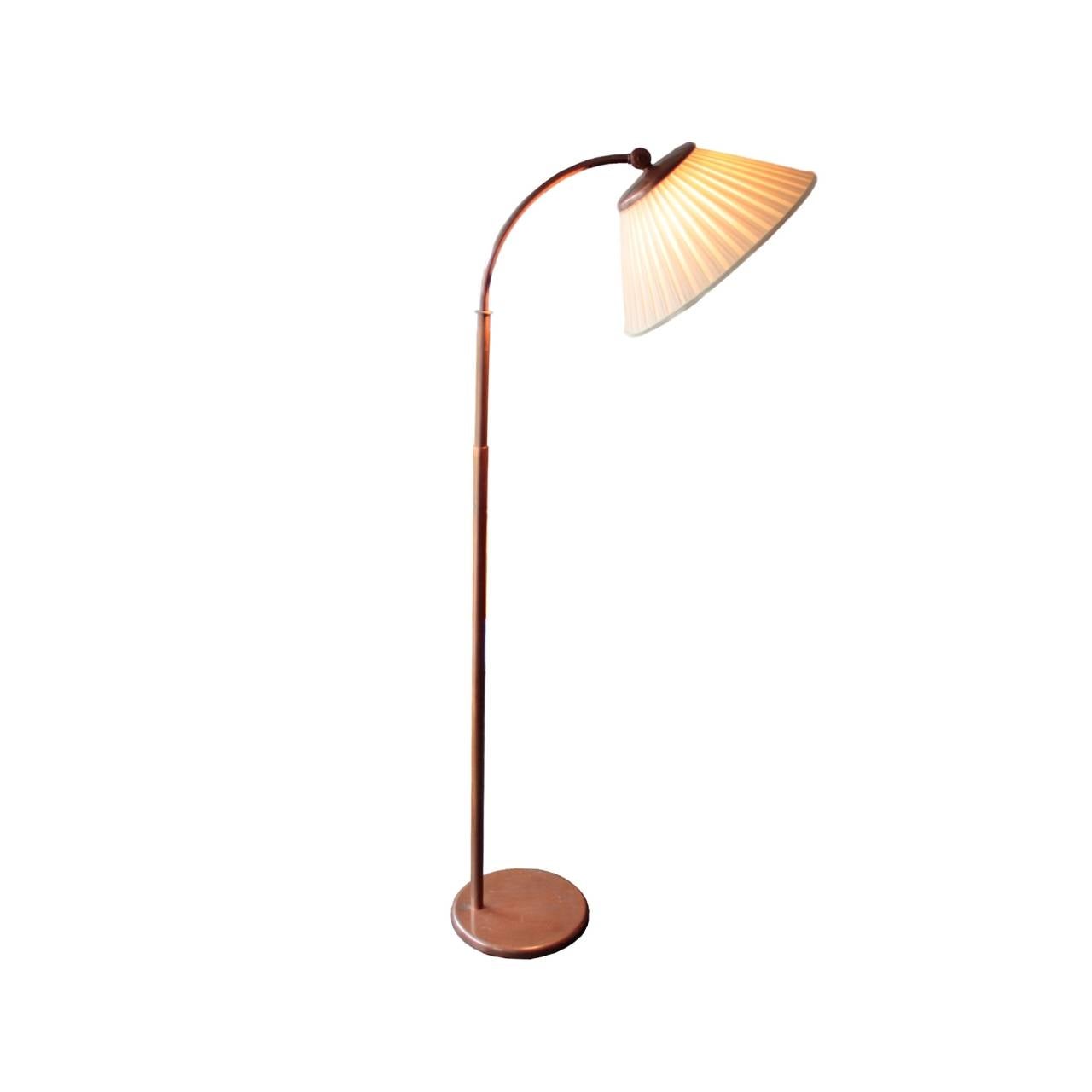 Having a weighted base, pole with adjustable height and a swivel (new) shade. Fitted with three light bulbs and a handle for swivel adjustment. "Nessen Studios NY" impression on the base. 

Measurements: 11" base diameter, 50"