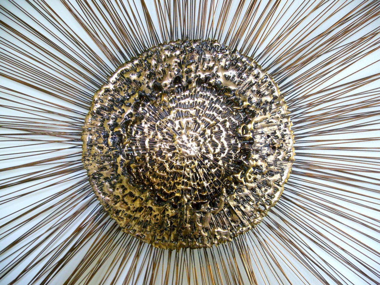 A vintage sun spray sunburst sculpture in brass, circa late 1960s or early 1970s. Dimensions: Piece measures 42