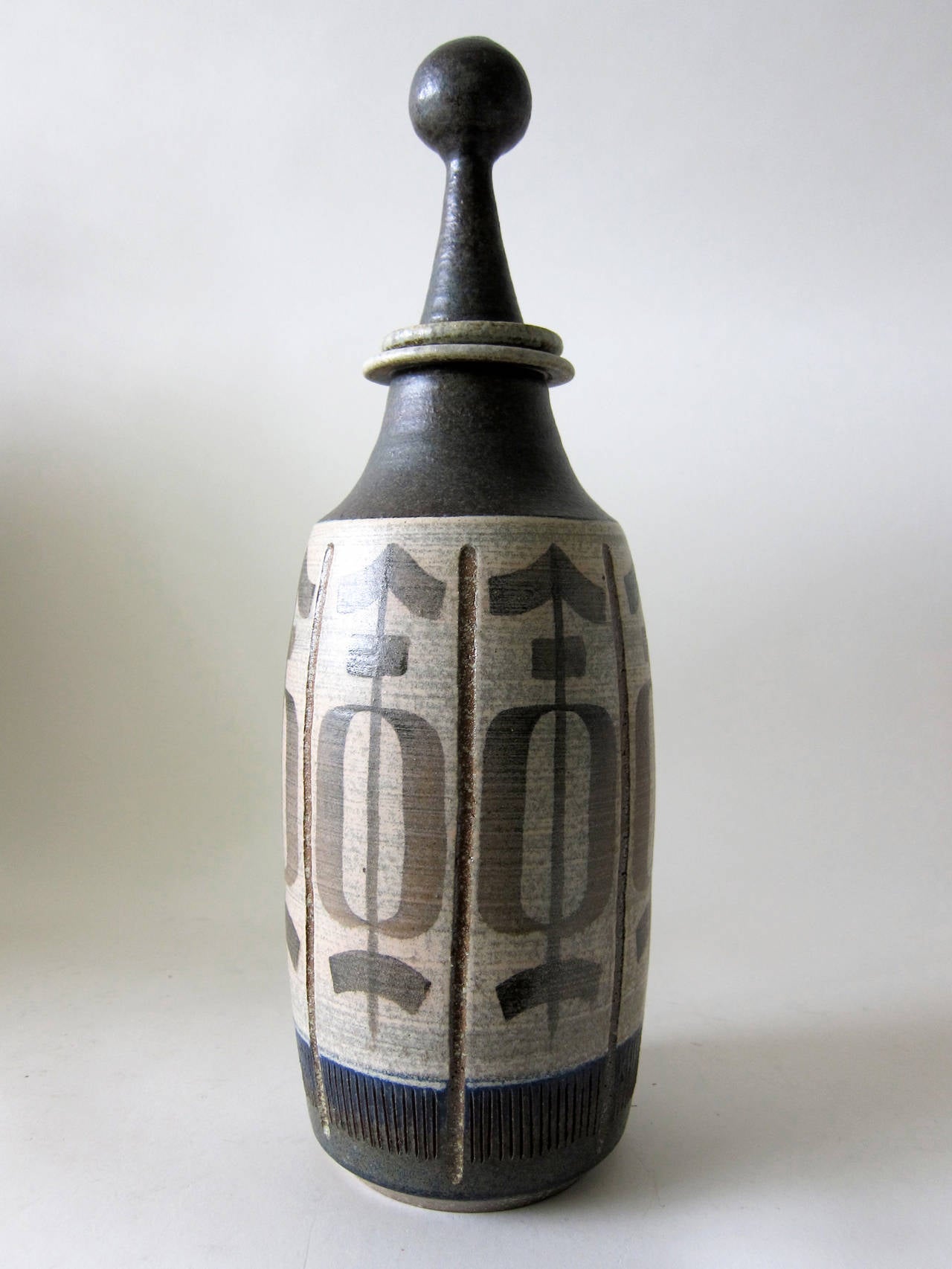 A large-scale lidded stoneware jar with modernist decoration by Jack Mason of Stone Mountain, Georgia. Piece pleasures 17